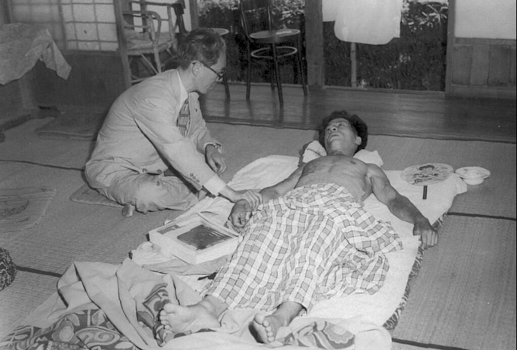 山口さんの家に見舞いに訪れた安井郁さん – 【復刻】第2回世界大会は長崎、被災協誕生へ 山口仙二さん聞き書き「灼かれてもなお」