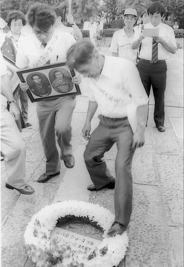 米艦船の艦長がささげた花輪を踏み付ける山口仙二さん (右) ＝１９８９年９月１６日、長崎市の平和公園